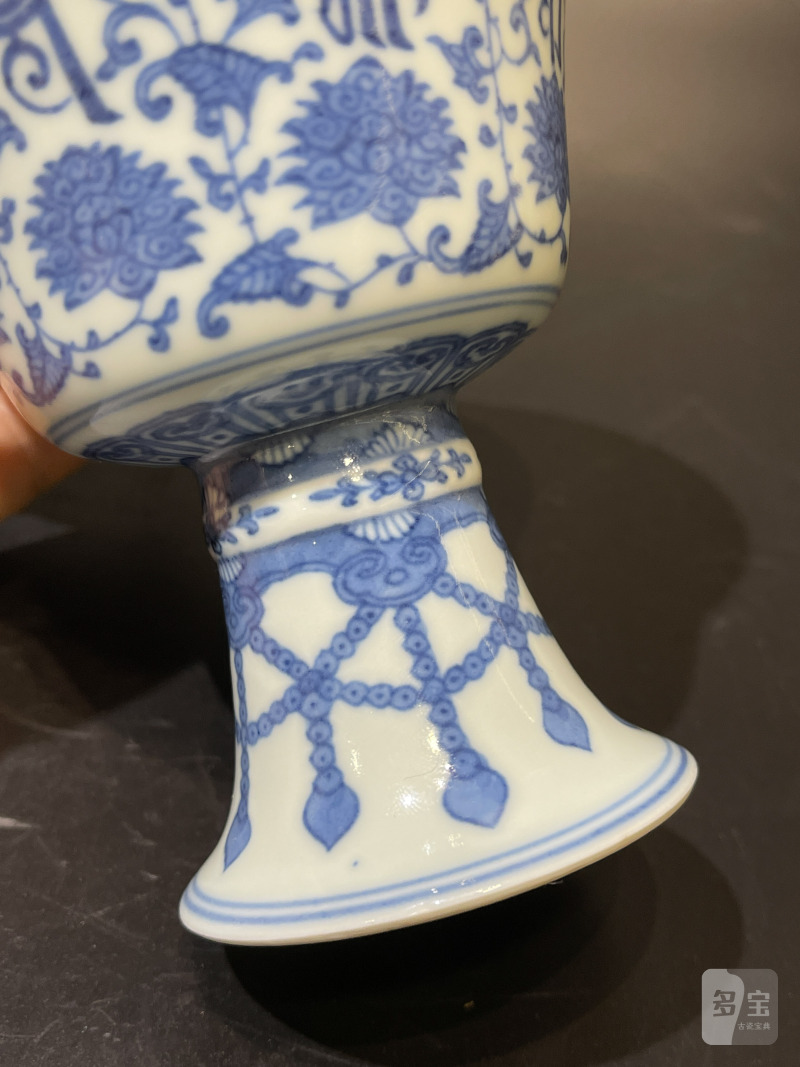 清乾隆 青花缠枝莲梵文高足杯 - 图11